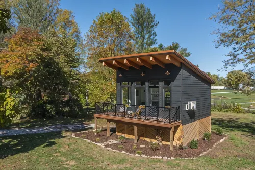 Bourbon Barrel Cabin B.  There are 2 cabins available A & B. Brand new Cabins. - Homestays