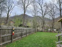 Maggie Valley Creekside Retreat! - 2 stjerner
