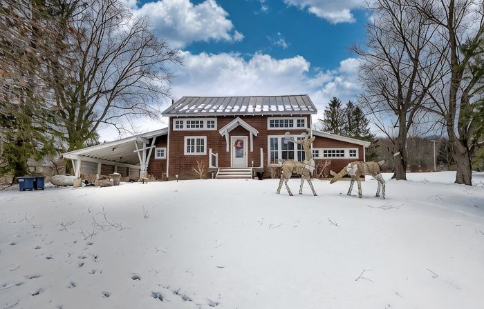 Modern Chalet, 2 Acre lot, HOT TUB and NEW OUTDOOR FIREPIT