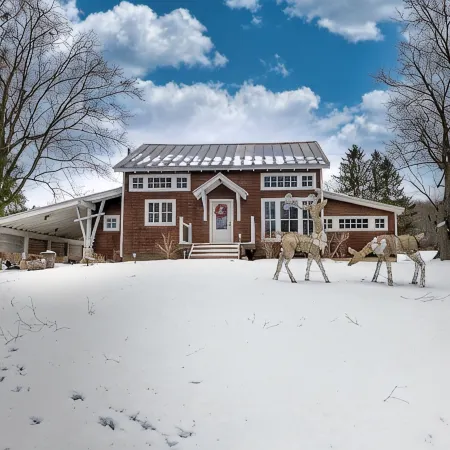 Modern Chalet, 2 Acre lot, HOT TUB and NEW OUTDOOR FIREPIT