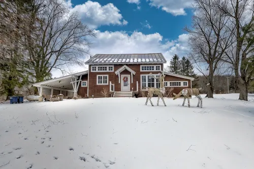 Modern Chalet, 2 Acre lot, HOT TUB and NEW OUTDOOR FIREPIT