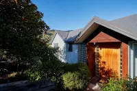 Akaroa Holiday Home.  Spacious, sunny, harbour views and close to town. Sleeps 8 - 무료 와이파이
