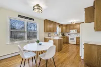 Comfortable and bright home - near downtown Mystic.