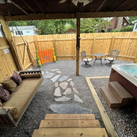 Cozy Retreat. Hot Tub. Close to Town, Deep Creek, and National Park Entrance.