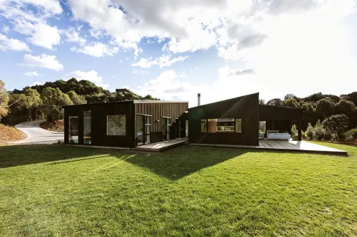 Modern Raglan Hideaway
