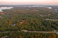 Cabin Bliss - Just 1 Mile from Lake Lanier / 5 Acre / 5 BR with Hot tub