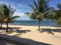 Beach Front Cottage in the heart of Placencia Village - 3 ดาว