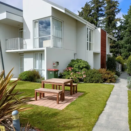 Opuke Crash Pad, enjoy Resort Facilities, Opuke Hot Pools, Ski Field.