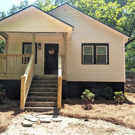 Adorable cottage, completely renovated, pet friendly