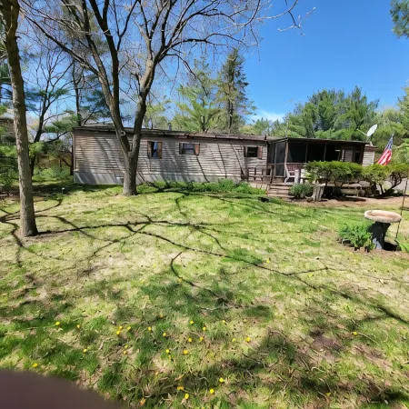 Peaceful home on little Round lake near EAA, Iola car show & the Packer Stadium.