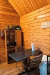 2 Lakeside : Charming 2-bedroom cabin with AC, WiFi in welcoming Solgohachia