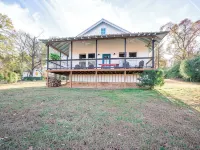 Huguenot Lake Front Cottage on Lake O' the Pines- 2 bedroom, 2 bath with a loft Hotels in Upshur County