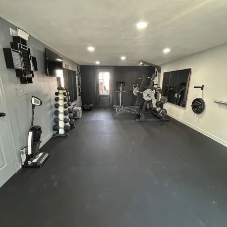 New! 2 Kings! Hot Tub! Access to Full Gym!Espresso! Fully Fenced Yard!