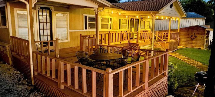Lazy Days Lakefront Retreat Lake Granbury Home, Yard, Dock-Lift, Covered Parking Hotels in Hood County