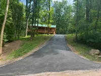 Homey Cozy Dog Friendly Cabin Surrounded by Beautiful Mountain Trees w/Hot Tub+ - 4-stjärniga