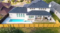Stylish Retreat near Park & Beach-Designer Kitchen - 4 ดาว