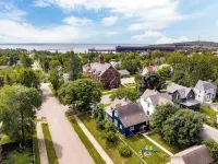 Kid-Friendly, Family Homebase Only 2 Blocks to Lake Superior - Dine Hike Explore