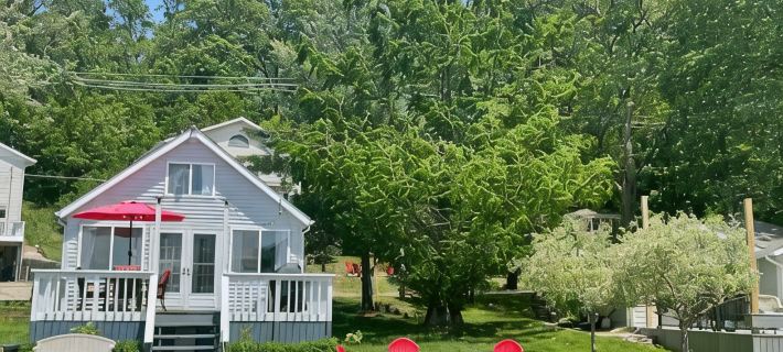 Cottage right on the lake; 2 separate properties available! Hotels in Barry County
