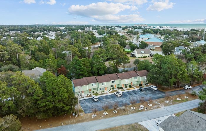 Sleeps 5! 2 Br, 2.5BA Townhome-Walk to Beach & Dining – Your Escape Awaits!