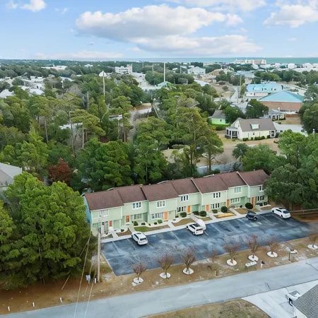 Sleeps 5! 2 Br, 2.5BA Townhome-Walk to Beach & Dining – Your Escape Awaits!