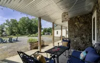 5 Bdrm Dog Friendly, Lake Access Getaway w/Playground, Fire Pit & More