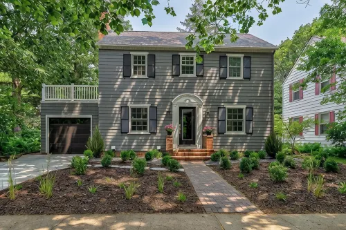 ENTIRE HOME! 5 BEDROOM, 2 BATH, WITH JACUZZI - .2 miles to Iowa State Campus