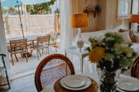 Coastal Cottage ~ fire-pit, kayaks, bikes, fenced yard, pet & kid friendly - บ้านพักหลังเล็ก