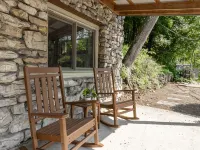 Stone Creek Cottage: PSU Creekside home on Spring Creek Hotels in Benner Township