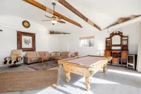 5 Acre Elegant Villa, Pool, Ebikes, Game Room, and Walk to JT National Park - Homestays
