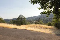 Shasta Lake Beautiful House w/ Hot Tub, BBQ, Ping Pong & Foosball Table - 4-Star