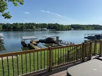 Lake Front Hot Tub Retreat - 4 tähden
