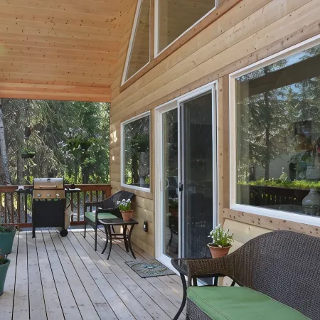 Lower Paradise Log Cabin in Moose Pass