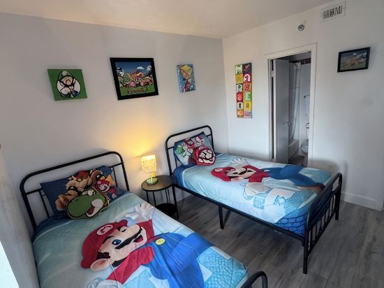 Universal/Pool view +FREE parking. Newly renovated 2bdrm/2bth