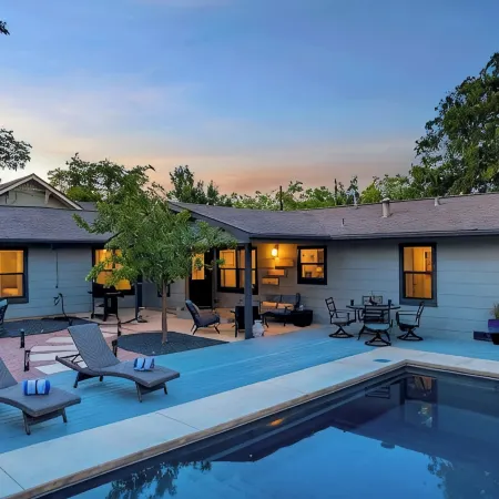 Das Weinhaus Pool & Hot Tub - Walk to Main St