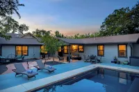 Das Weinhaus Pool & Hot Tub - Walk to Main St - 5-Star
