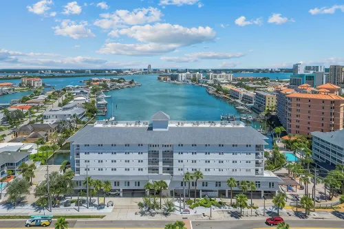 Waterfront Retreat~Central Location~Walk to the Beach~Beach Gear Provided - 3-Star