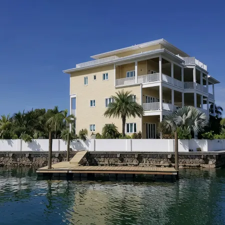 Luxury 2/2 Sleeps 6. Grand Bahama Condo w/ POOL, Boat Dock plus close to BEACH!