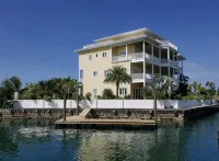 Luxury 2/2 Sleeps 6. Grand Bahama Condo w/ POOL, Boat Dock plus close to BEACH!