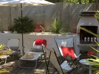Charming house located on the shore of Lake Maubuisson, close to the ocean. Hotels in Carcans