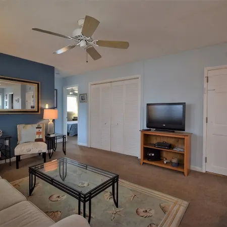 2BR Condo in Heart of Downtown -- Walk to Beach & Shopping