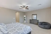 DESERT GEM!  Resort style Living - Private Pool. - Wifi