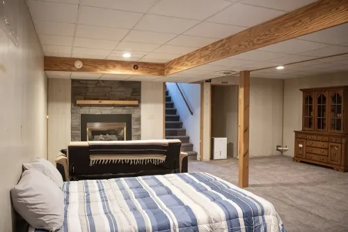 Between Geneva & Canandaigua- Large Yard, Firepit, Sleeps 13