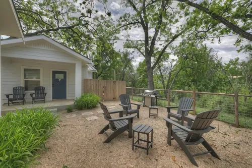 The Grove E with Hot Tub & King Bed - 2 Blks to Main