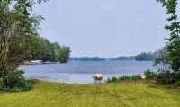 Cozy cabin just steps away from Upper Post Lake.  Pet friendly with a small fee!