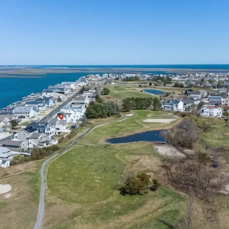Pristine, airy beach home: sunsets, surf, golf, AC