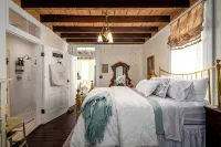 Charming 1-bedroom Pearl Cottage with WiFi in the historic Casey Jones Village