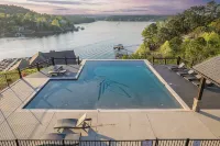 Waterfront family home on Smith Lake - プール
