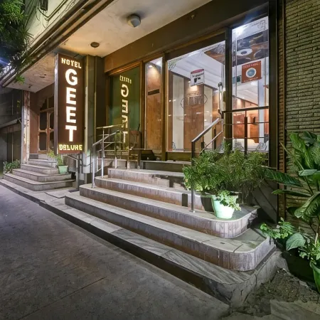 Hotel Geet Deluxe Отели рядом с достопримечательностью «Радж Гхат»