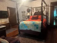 Historic Victorian - 2 queen size beds, with WiFi, AC, TV. Hotels in 