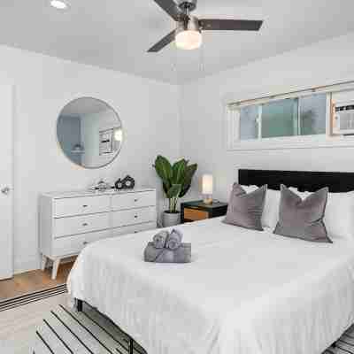 Newport Beach: Sky Above, Sand Below, Peace Within Rooms